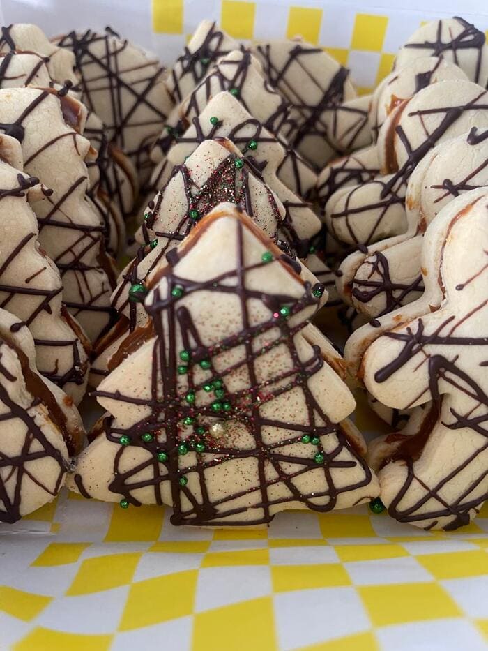 Alfajores navideños con forma de pino y otros elementos navideños
