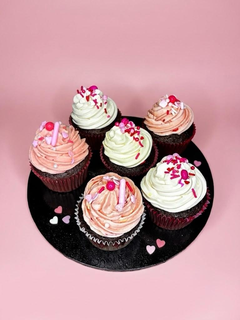 Cupcakes de San Valentín en charola negra y fondo rosa