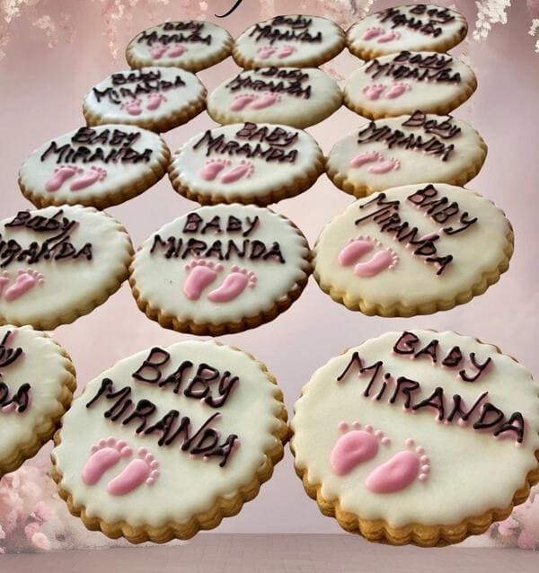 Galletas de mantequilla decoradas con temática de baby shower niña