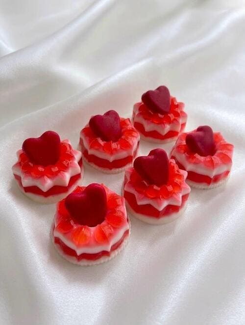 Gelatinas Individuales de fresa con coco, decoradas con un corazón de chocolate