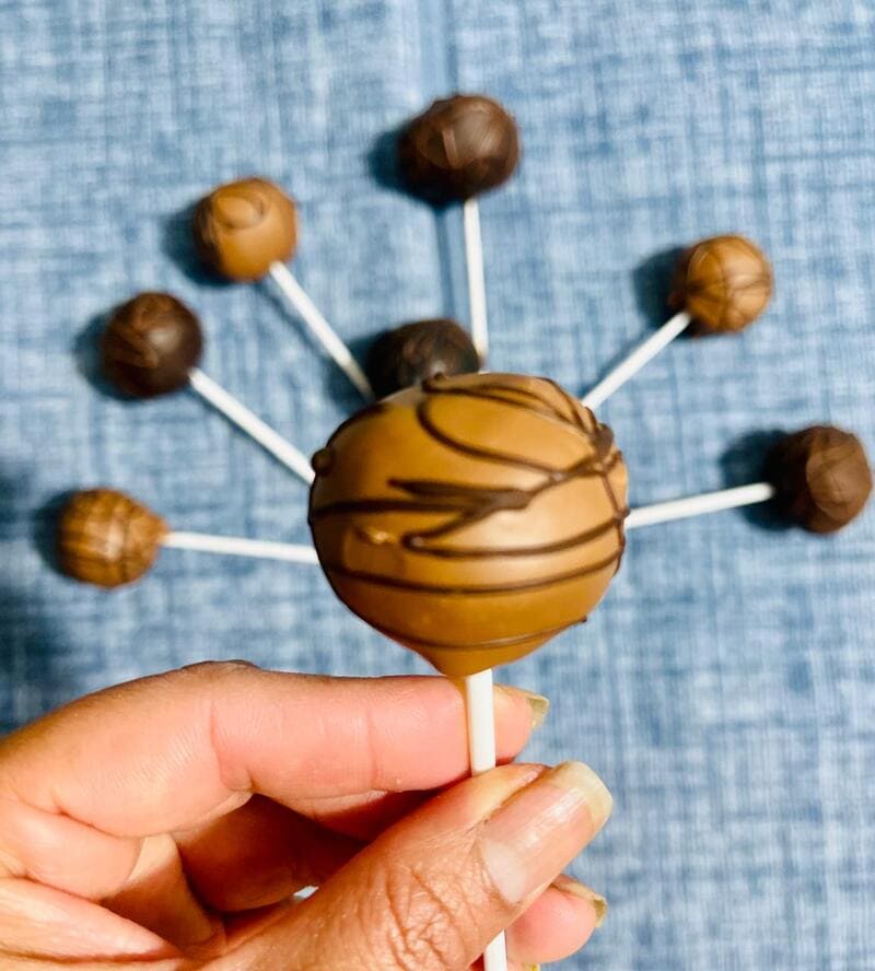 Cake pops tradicionales de chocolate oscuro