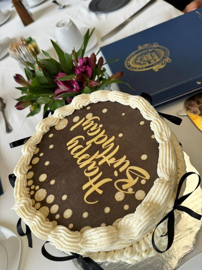Pastel coquette con diseño elegante y sobrio, digno de un Feliz Cumpleaños