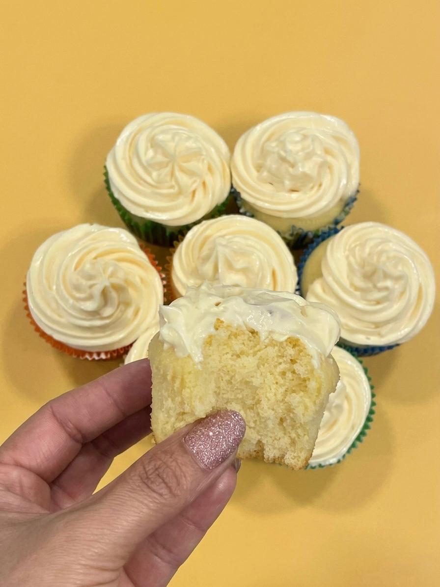 Cupcakes de limón en fondo amarillo, listos para comer