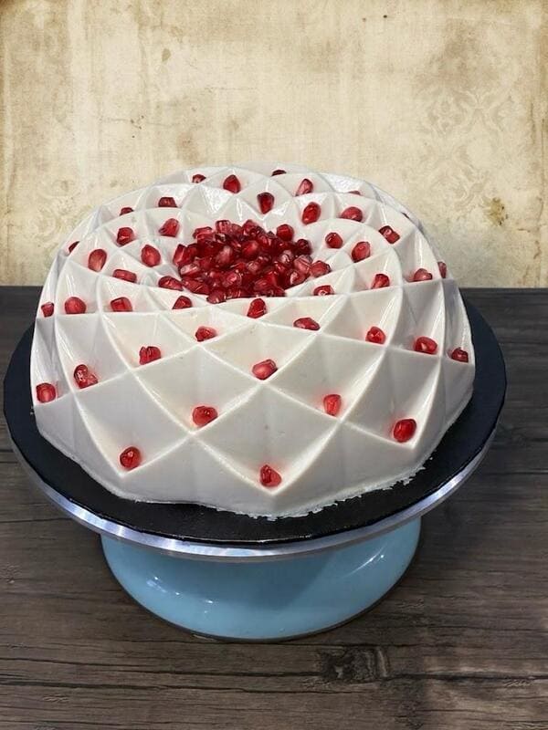 Gelatina de Nogada decorada con granada, postre tradicional poblano