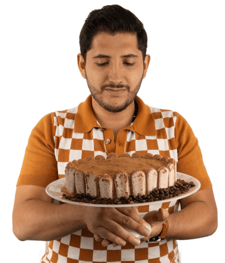 hombre sosteniendo un tiramisú de viry grc repostería