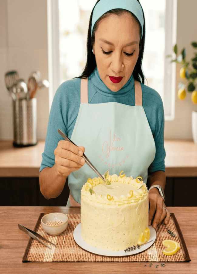 Viry Grc decorando un pastel de limón