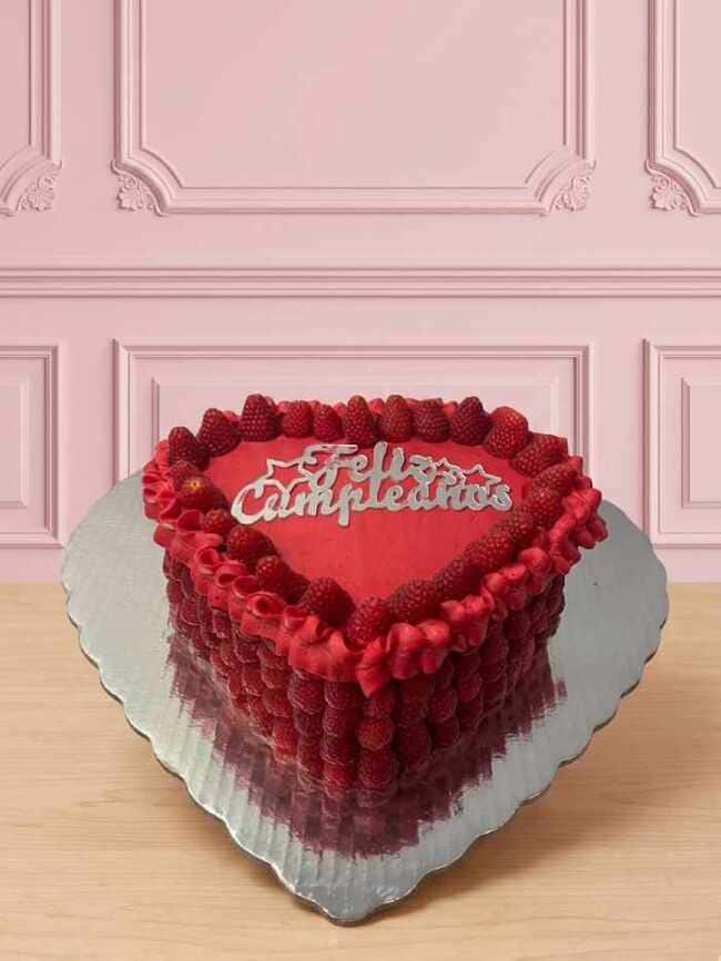 Pastel de corazón rojo pasión, digno de una celebración premium