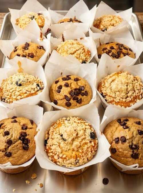 Muffins de platano y chocolate acabados de hornear