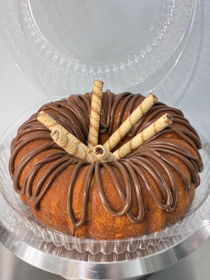 Panque de Queso Crema decorado con cajeta y galletas