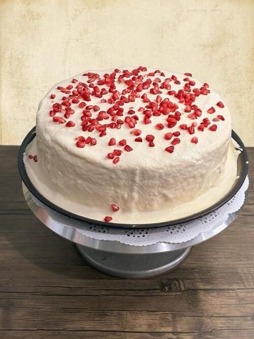Pastel de Nogada decorada con granada, postre tradicional poblano