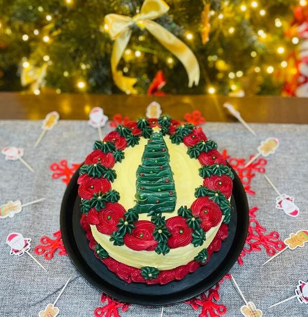 Pastel navideño decorado con un pino con colores rojos y verdes