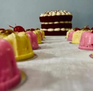pastel red velvet y gelatinas producidas por Viry Grc repostería
