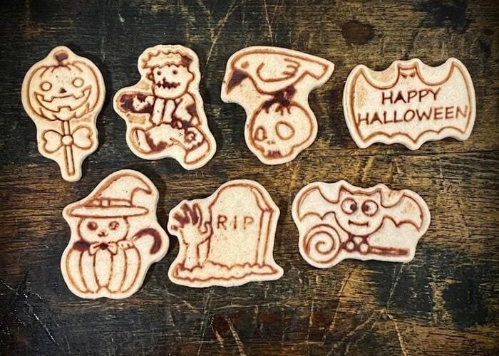 Galletas de mantequilla marcadas con elementos para halloween sin decoración de azúcar