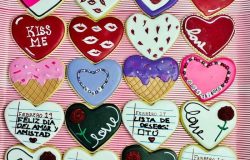Galletas decoradas de varios diseños en forma de corazón