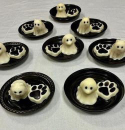 Gelatinas en forma de gatito y perrito fantasma junto a su huellita