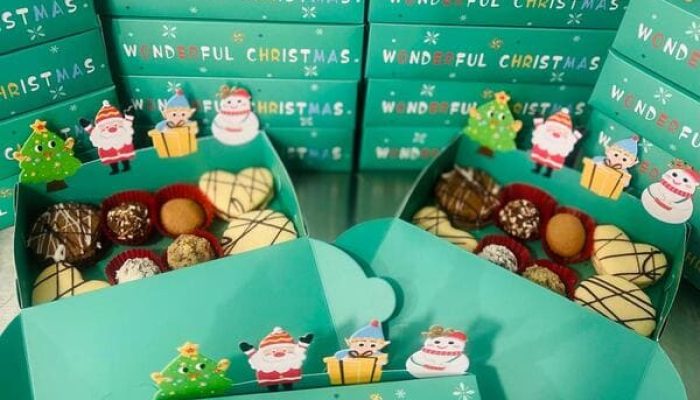 Kit navideño que contiene: trufas y alfajores en un empaque alusivo a la temporada